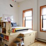 Verhoogd bed met extra ruimte – apartmenttherapy.com