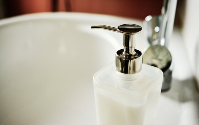 Bijzondere badkameraccessoires: denk aan het zeeppompje en de tandenborstelhouder