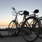 fiets-andalusië-strand-zonsondergang